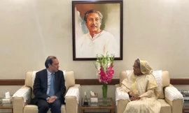 Thứ trưởng Ngoại giao Nguyễn Quốc Dũng chào Thủ tướng Bangladesh Sheikh Hasina