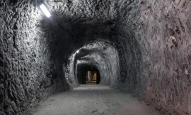 Mỏ sắt ngập nước, 8 người mắc kẹt