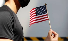 Một người biểu tình Hong Kong cầm cờ Mỹ. (Ảnh: Reuters)