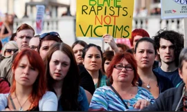 Phụ nữ Anh xuống đường biểu tình luật về cưỡng hiếp năm 2012. (Ảnh: CNN)