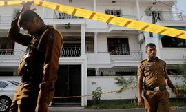 Lực lượng an ninh Sri Lanka canh gác bên ngoài nhà một nghi phạm của vụ đánh bom dịp lễ Phục sinh (Ảnh: Reuters)