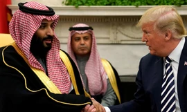 Tổng thống Mỹ Donald Trump bắt tay với Thái tử Ả-rập Xê-út Mohammed bin Salman tại Nhà Trắng ngày 20/3/2018. (Ảnh: Reuters)