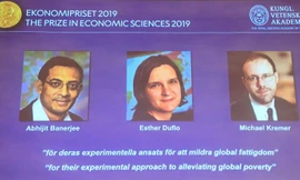 Chân dung 3 nhà kinh tế học giành giải Nobel Kinh tế 2019. (Ảnh: BTC)