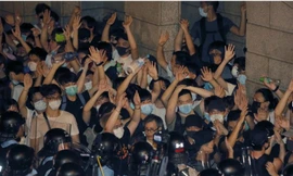 Người dân Hong Kong xuống đường ngày 9/6. (Ảnh: AP)