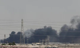 Khói bay lên từ nhà máy dầu của Aramco sau khi bị tấn công ngày 14/9. (Ảnh: Reuters)
