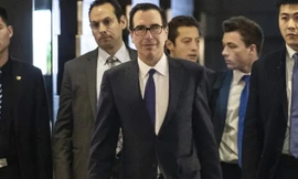 Bộ trưởng Tài chính Mỹ Steven Mnuchin rời một khách sạn ở Bắc Kinh. (Ảnh: SCMP)