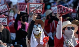 Nhiều phụ nữ Hàn Quốc đã xuống đường biểu tình phản đối hành động đăng tải video khiêu dâm trái phép. (Ảnh: Korea Herald)