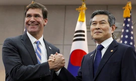 Bộ trưởng Quốc phòng Mỹ Mark Esper trong cuộc gặp người đồng cấp Hàn Quốc Jeong Kyeong-doo tại Seoul ngày 9/8. (Ảnh: Reuters)