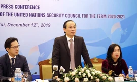 Thứ trưởng Lê Hoài Trung (giữa) trong cuộc họp báo ngày 12/12. (Ảnh: TTXVN)