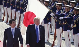 Thủ tướng Nhật Bản Shinzo Abe và Tổng thống Mỹ Donald Trump trong một lễ đón vào tháng 11/2017. (Ảnh: AP)