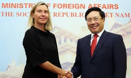 Phó Thủ tướng Phạm Bình Minh và Phó Chủ tịch Ủy ban châu Âu Federica Mogherini tại cuộc họp báo chung sáng nay. (Ảnh: Thu Loan)
