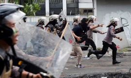 Cảnh sát chống bạo động giải tán người biểu tình ở trung tâm thủ đô Jakarta. (Ảnh: Reuters)