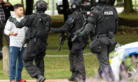 Cảnh sát chặn một người dân tiếp cận hiện trường vụ khủng bố. (Ảnh: Reuters)