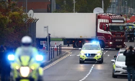 Hiện trường phát hiện chiếc xe tải chở 39 người đã thiệt mạng. (Ảnh: Reuters)