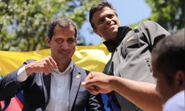 Tổng thống tự phong Guan Guaido kêu gọi một cuộc xuống đường lớn nhất trong lịch sử để lật đổ ông Maduro. (Ảnh: Reuters)