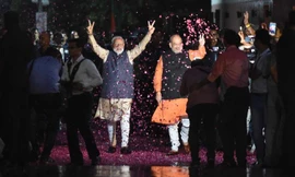 Thủ tướng Narendra Modi và Chủ tịch đảng BJP ăn mừng chiến thắng. (Ảnh: CNN)
