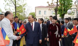 Thủ tướng Nguyễn Xuân Phúc thăm hỏi kiều bào ở Romania