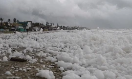 Nhiều trẻ em vô tư chơi đùa với bọt biển độc hại. (Ảnh cắt từ clip)