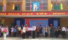 Đại sứ Nguyễn Nguyệt Nga cùng Đại sứ Venezuela Jorge Rondón Uzcategui trao quà cho thầy và trò trường Trung học cơ sở Thanh Xá. (Ảnh: Sở Ngoại vụ Phú Thọ)