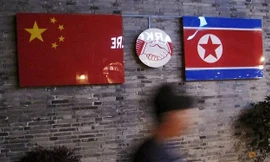 Cờ Trung Quốc và Triều Tiên được treo bên ngoài một nhà hàng Triều Tiên ở tỉnh Chiết Giang, Trung Quốc. (Ảnh: Reuters)