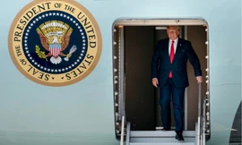 Tổng thống Mỹ Donald Trump dừng chân ở Anchorage để tiếp nhiên liệu trước khi bay tiếp đến Nhật Bản. (Ảnh: NYT)