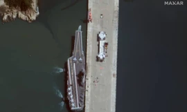 Tàu sân bay Sơn Đông của Trung Quốc tại căn cứ hải quân ở Hải Nam. (Ảnh: Reuters)