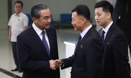 Ông Vương Nghị được đón tại sân bay Bình Nhưỡng hôm 2/9. (Ảnh: AP)