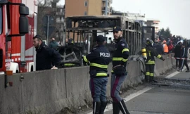 Chiếc xe buýt sau khi bị thiêu rụi. (Ảnh: AP)