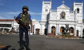 Một nhân viên an ninh đứng gác bên ngoài nhà thờ St Anthony ở Colombo. (Ảnh: Reuters)