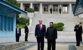 Tổng thống Mỹ Donald Trump và Chủ tịch Triều Tiên Kim Jong Un chụp ảnh nhân chuyến thăm bất ngờ của ông Trump đến DMZ hôm 30/6. (Ảnh: Reuters)