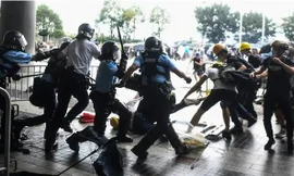 Cảnh sát Hong Kong đang bị chỉ trích sử dụng vũ lực quá đà với người biểu tình. (Ảnh: CNA)