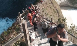 Thi thể du khách người Việt được lực lượng cứu hộ đưa lên từ vách đá. (Ảnh: Nusabali.com)