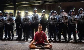 Cảnh sát Hong Kong ra quân đối phó với người biểu tình hôm 9/6. (Ảnh: AFP)