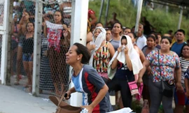 Thân nhân của một tù nhân phản ứng sau khi nghe tin người thân của họ bị siết cổ chết trong tù. (Ảnh: Reuters)