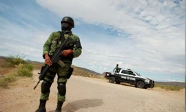 Lính Mỹ tuần tra ở khu vực gần biên giới với Mexico. (Ảnh: Reuters)