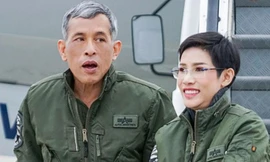 Bà Sineenat Wongvajirapakdi bên cạnh Nhà vua trước khi bị phế truất. (Ảnh: Hoàng gia Thái Lan)