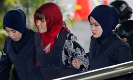 Đoàn Thị Hương bị dẫn ra tòa. (Ảnh: Reuters)