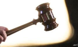 Bị kết án tù vì trần truồng ngồi trước cửa