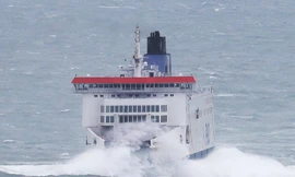 Chiếc tàu chở khách P&O vừa cứu được một người cố bơi qua biển. (Ảnh: Telegraph)