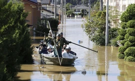Người dân ở tỉnh Miyagi được lực lượng phòng vệ giải cứu. (Ảnh: Reuters)