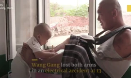 Anh Wang Guang đang chơi cùng con trai