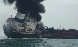 Con tàu đang bốc cháy dữ dội. (Ảnh: SCMP)