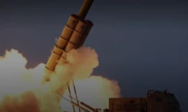 Bệ phóng đa tên lửa mới vừa được Triều Tiên thử nghiệm. (Ảnh cắt từ clip)