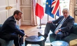 Khoảnh khắc ông Johnson gác chân lên bàn khi ngồi cùng Tổng thống Pháp Emmanuel Macron. (ảnh: Huffington Post)