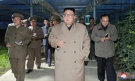 Ông Kim Jong Un đi thăm một nhà kính trồng rau ở Kyongsong. (ảnh: KNCA)