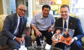 Cựu giám đốc NASA Charles Bolden (bìa trái) cùng anh hùng Phạm Tuân (giữa) và Đại sứ Mỹ tại Việt Nam Daniel Kritenbrink tại cuộc gặp. (Ảnh: ĐSQ Mỹ)