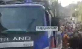 Chiếc xe tải mất phanh lao vào chợ đông người. (Ảnh: SCMP)