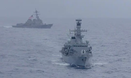 Hai tàu chiến Mỹ USS McCampbell và HMS Argyll tham gia một cuộc diễn tập trên biển Đông vào tháng 1 năm nay. (Ảnh: Reuters)