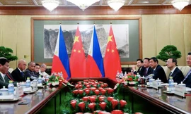 Ông Duterte và ông Tập Cận Bình trong cuộc hội đàm ở Bắc Kinh. (Ảnh: CNA)