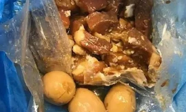 Người phụ nữ Việt Nam bị từ chối nhập cảnh vào Úc vì mang theo thịt lợn và nhiều loại thực phẩm. (Ảnh: Bộ Nông nghiệp Úc)